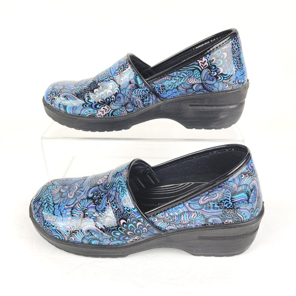 Easy Works by Easy Street Womens Clogs 10M Slip Resistant Paisley Nurse Pink